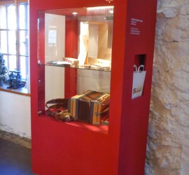 Geschäftsbeschriftung mit konturgeschnittenen Digitaldruckfolien